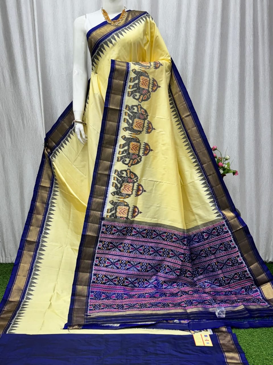 Pochampally Elegant Dola Silk Saree